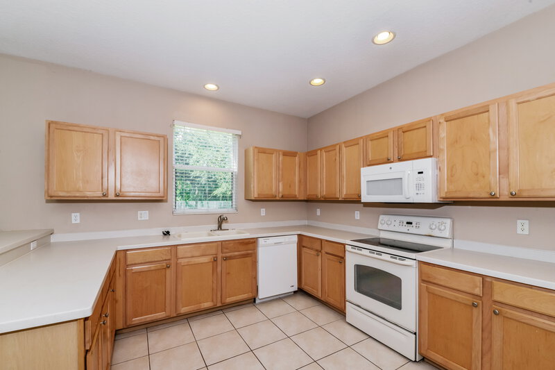 2,610/Mo, 5746 French Creek Ct Ellenton, FL 34222 Kitchen View 2