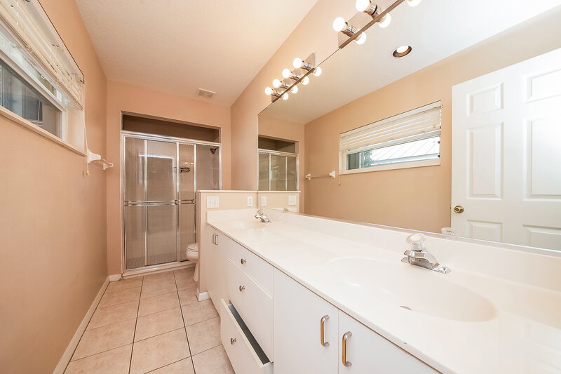 2,325/Mo, 3027 58th Ter E Bradenton, FL 34203 Main Bathroom View