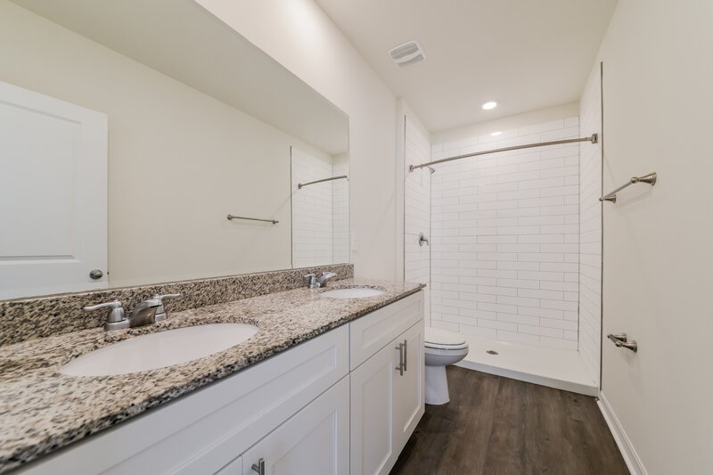 2,295/Mo, 3038 Intrepid Ave Sarasota, FL 34232 Main Bathroom View