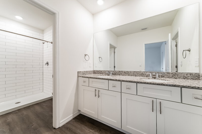 2,700/Mo, 5029 Wings Way Sarasota, FL 34232 Main Bathroom View