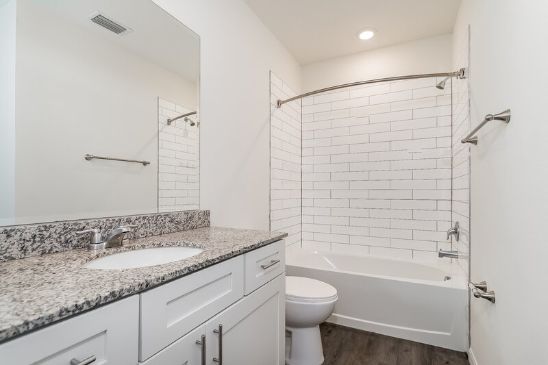 2,700/Mo, 5029 Wings Way Sarasota, FL 34232 Bathroom View