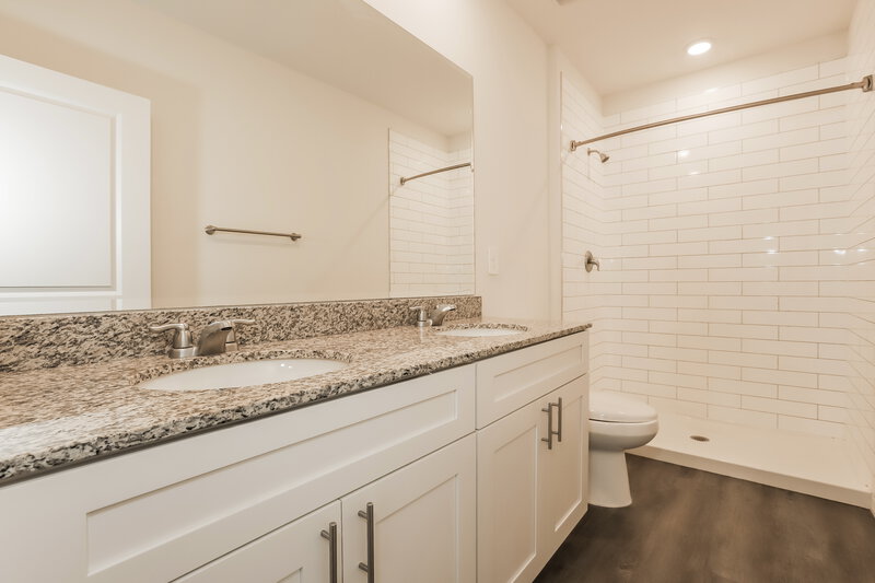 2,295/Mo, 3049 Intrepid Ave Sarasota, FL 34232 Main Bathroom View