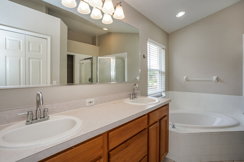 2,645/Mo, 13718 Glossy Ibis Pl Lakewood Ranch, FL 34202 Main Bathroom View