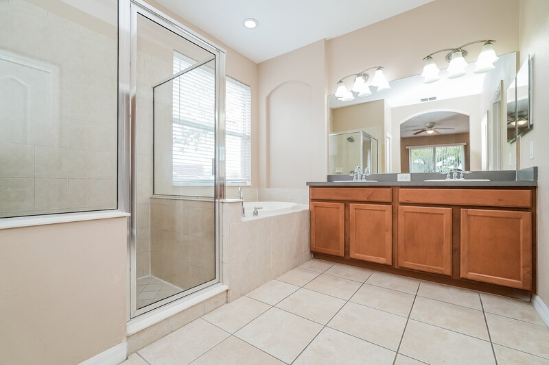 2,520/Mo, 3523 101st Ave E Parrish, FL 34219 Main Bathroom View