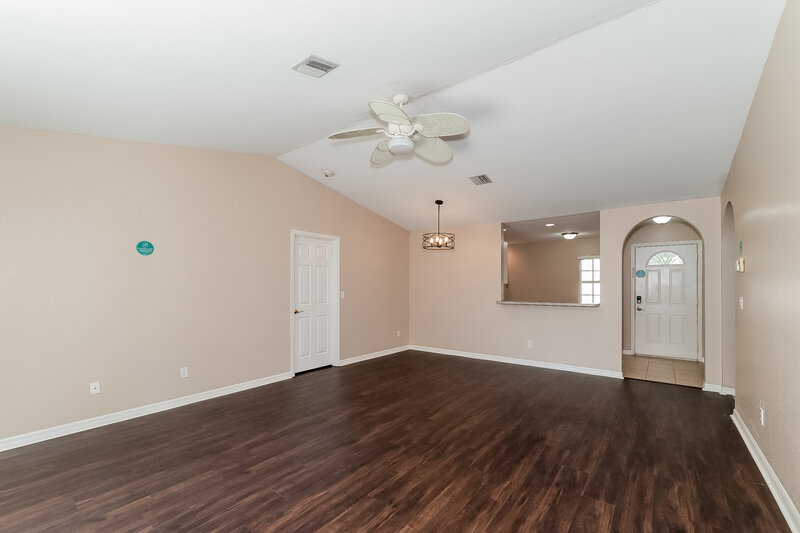 2,050/Mo, 440 Wisteria Rd Venice, FL 34293 Living Room View 2