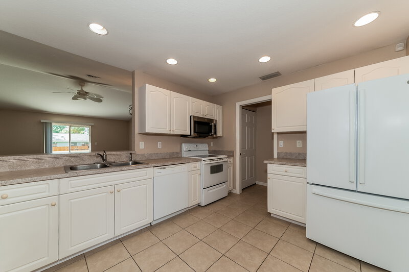 2,050/Mo, 440 Wisteria Rd Venice, FL 34293 Kitchen View