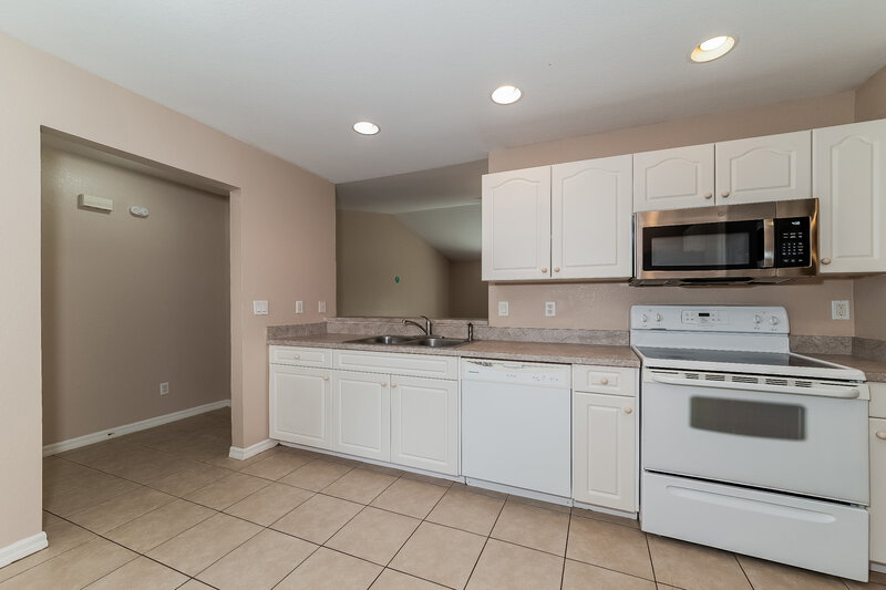 2,050/Mo, 440 Wisteria Rd Venice, FL 34293 Kitchen View 2