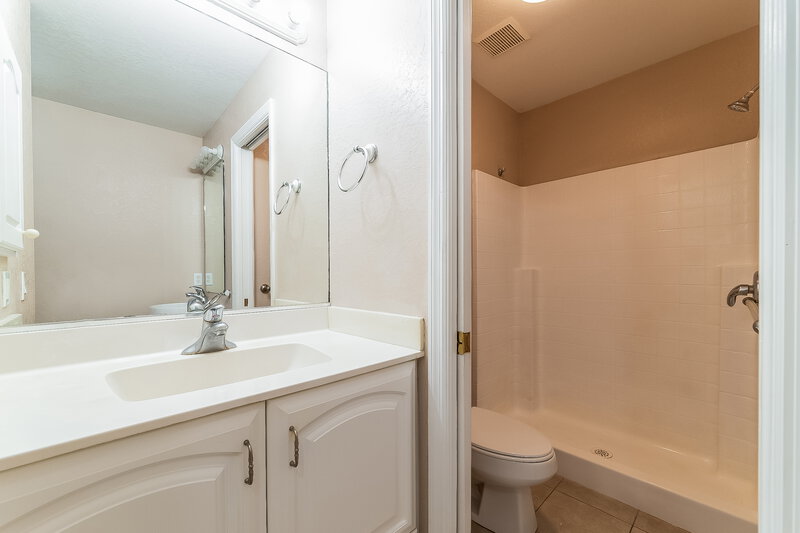 2,050/Mo, 440 Wisteria Rd Venice, FL 34293 Main Bathroom View