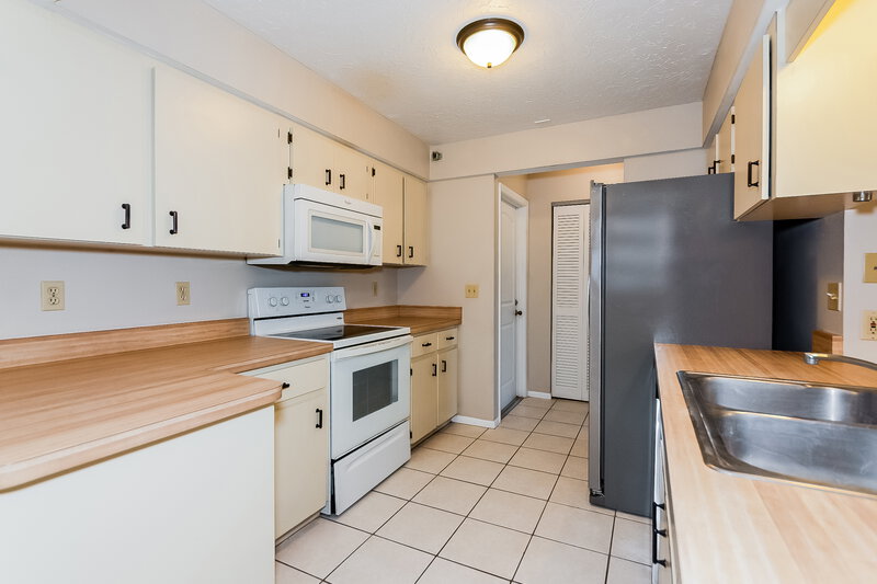 1,785/Mo, 330 Southland Rd Venice, FL 34293 Kitchen View 2