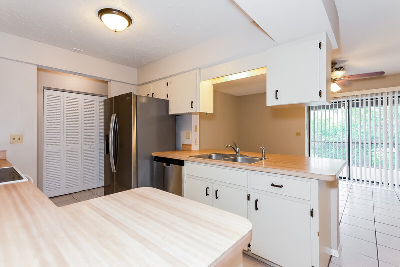 1,785/Mo, 330 Southland Rd Venice, FL 34293 Kitchen View 3