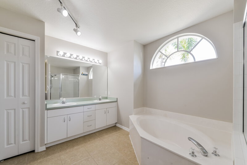 2,255/Mo, 6002 60th St E Palmetto, FL 34221 Main Bathroom View