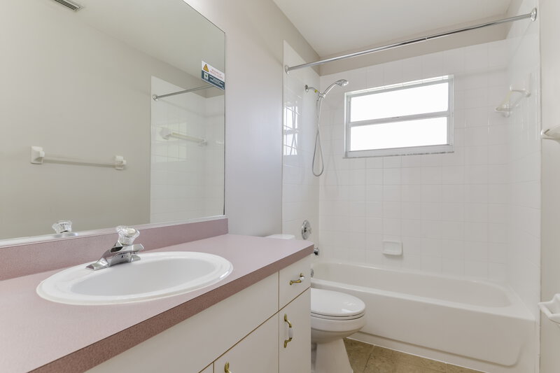 2,255/Mo, 6002 60th St E Palmetto, FL 34221 Bathroom View