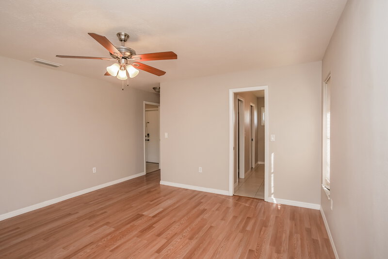 2,295/Mo, 4542 Charing Cross Rd Sarasota, FL 34241 Main Bedroom View 2