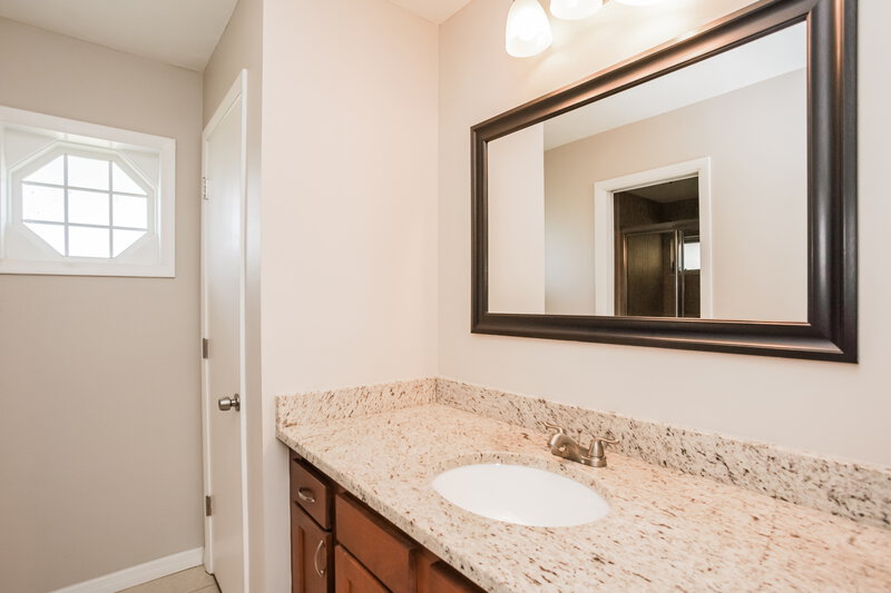 2,295/Mo, 4542 Charing Cross Rd Sarasota, FL 34241 Main Bathroom View