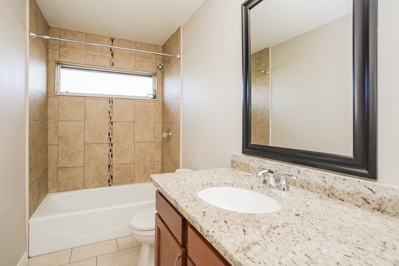 2,295/Mo, 4542 Charing Cross Rd Sarasota, FL 34241 Bathroom View