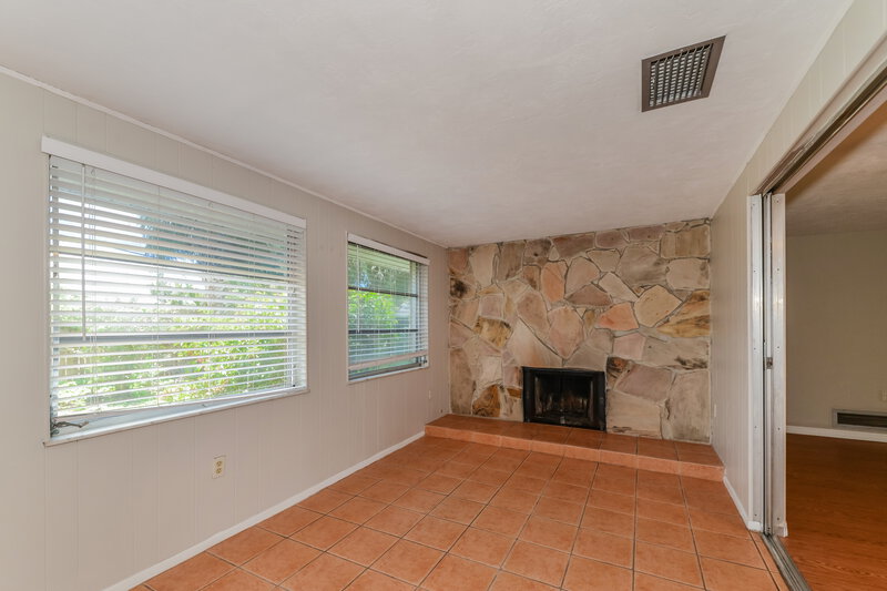 2,410/Mo, 3060 Goldenrod St Sarasota, FL 34239 Family Room View