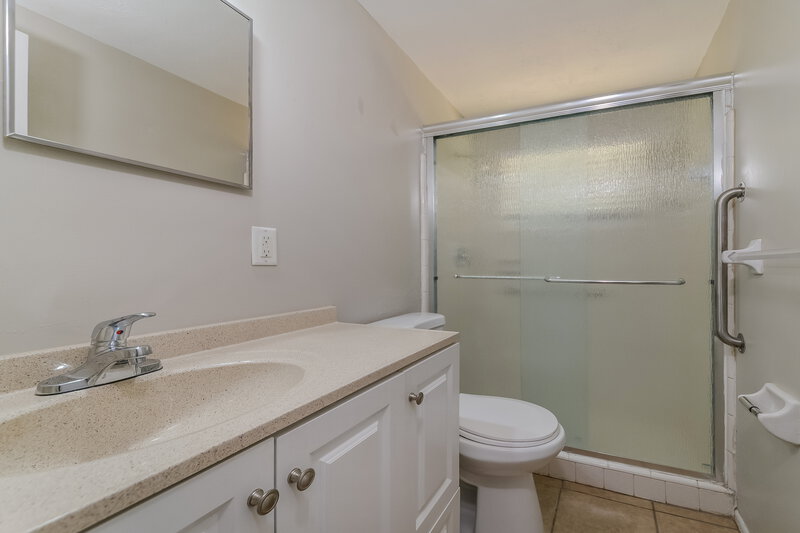 2,410/Mo, 3060 Goldenrod St Sarasota, FL 34239 Main Bathroom View