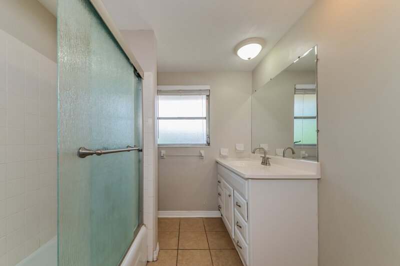 2,410/Mo, 3060 Goldenrod St Sarasota, FL 34239 Bathroom View