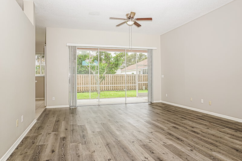 2,355/Mo, 3712 72nd Avenue Cir E Sarasota, FL 34243 Living Room View