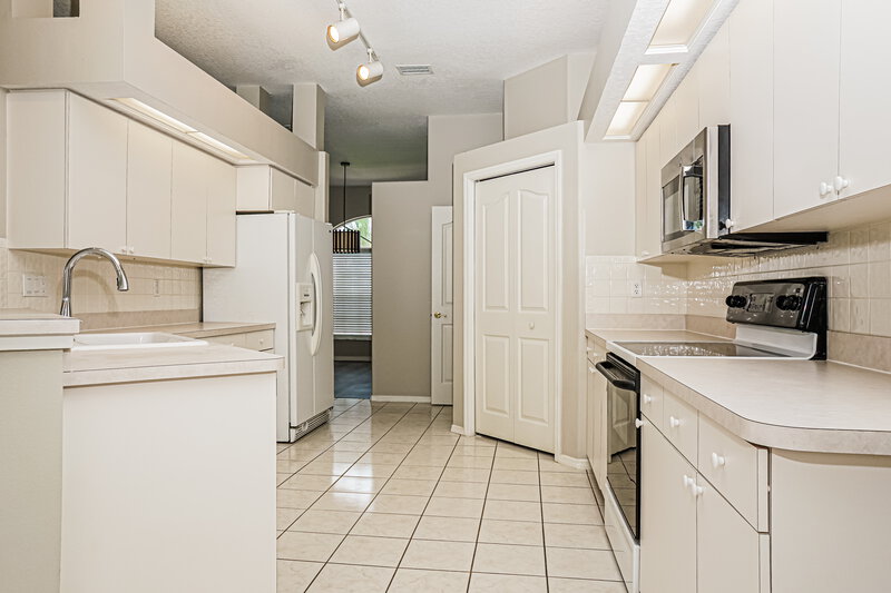 2,355/Mo, 3712 72nd Avenue Cir E Sarasota, FL 34243 Kitchen View