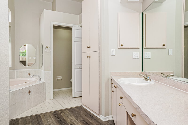 2,355/Mo, 3712 72nd Avenue Cir E Sarasota, FL 34243 Main Bathroom View