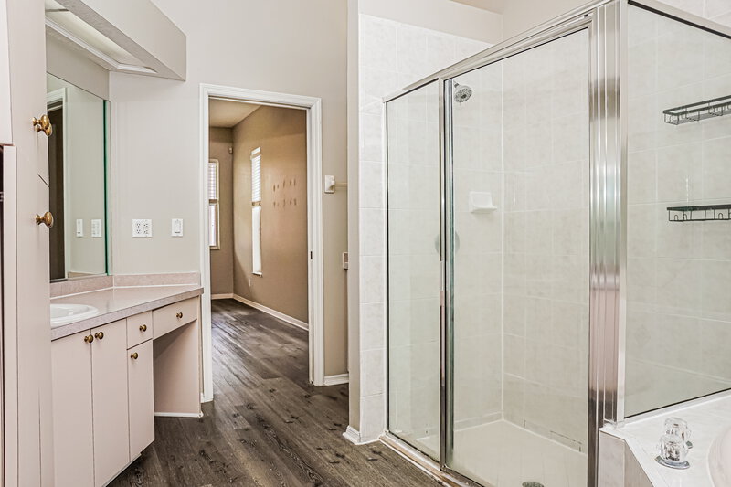 2,355/Mo, 3712 72nd Avenue Cir E Sarasota, FL 34243 Main Bathroom View 2