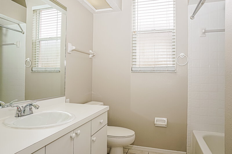 2,355/Mo, 3712 72nd Avenue Cir E Sarasota, FL 34243 Bathroom View