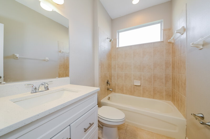 2,305/Mo, 12414 24th St E Parrish, FL 34219 Main Bathroom View