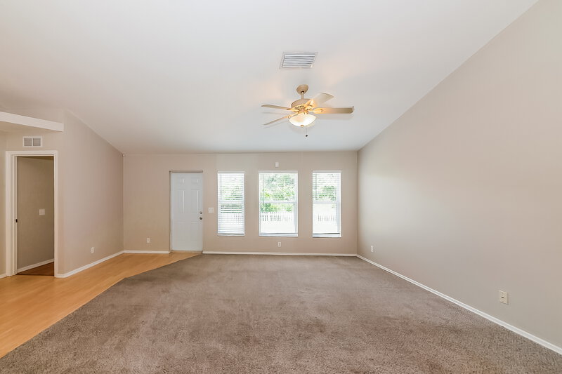 2,000/Mo, 320 116th St E Bradenton, FL 34212 Living Room View 2