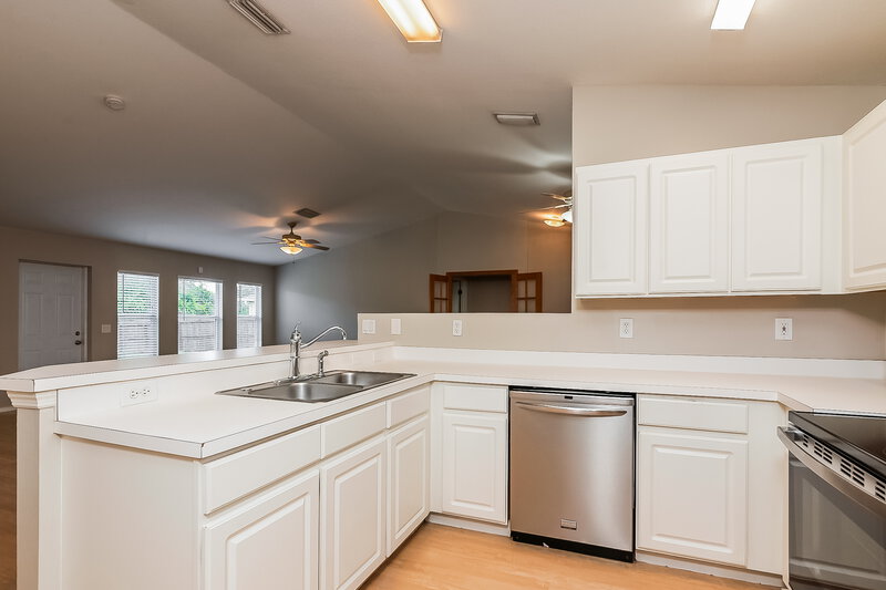 2,000/Mo, 320 116th St E Bradenton, FL 34212 Kitchen View 2