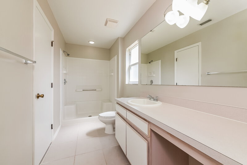 2,000/Mo, 320 116th St E Bradenton, FL 34212 Main Bathroom View