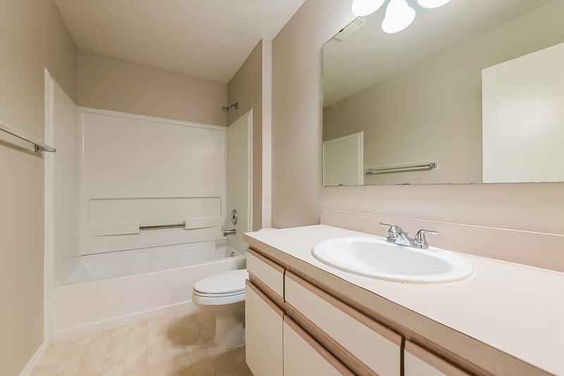 2,000/Mo, 320 116th St E Bradenton, FL 34212 Bathroom View