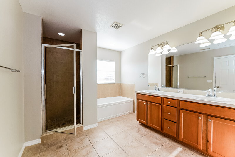 2,180/Mo, 7110 Chatum Light Run Bradenton, FL 34212 Main Bathroom View