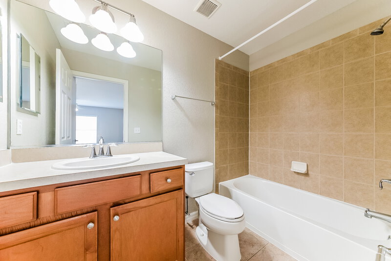 2,180/Mo, 7110 Chatum Light Run Bradenton, FL 34212 Bathroom View