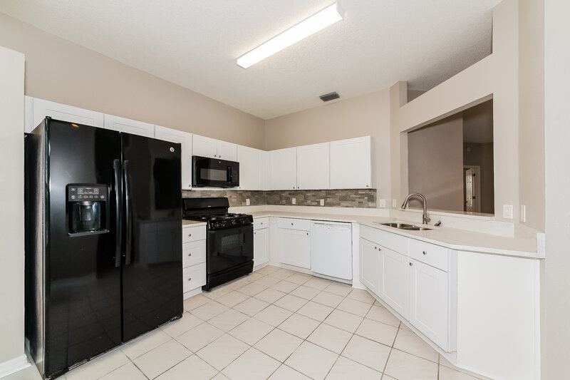 2,565/Mo, 944 Springwood Cir Bradenton, FL 34212 Kitchen View 2
