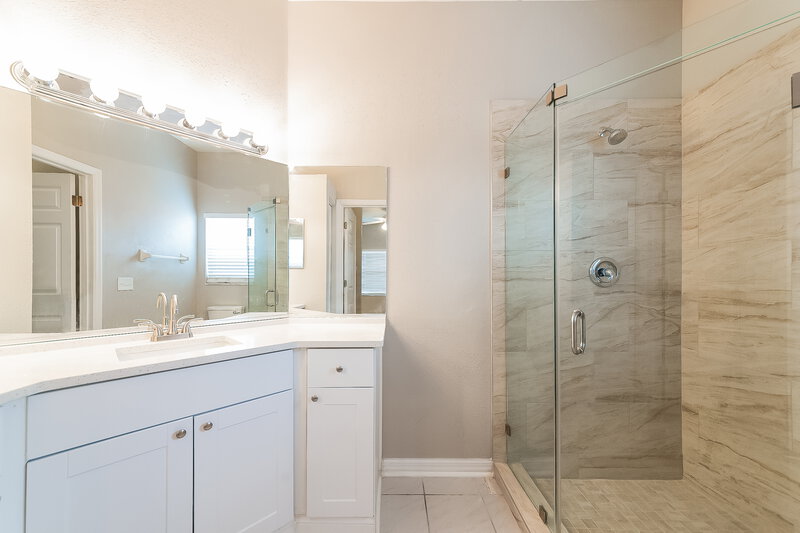 2,565/Mo, 944 Springwood Cir Bradenton, FL 34212 Main Bathroom View