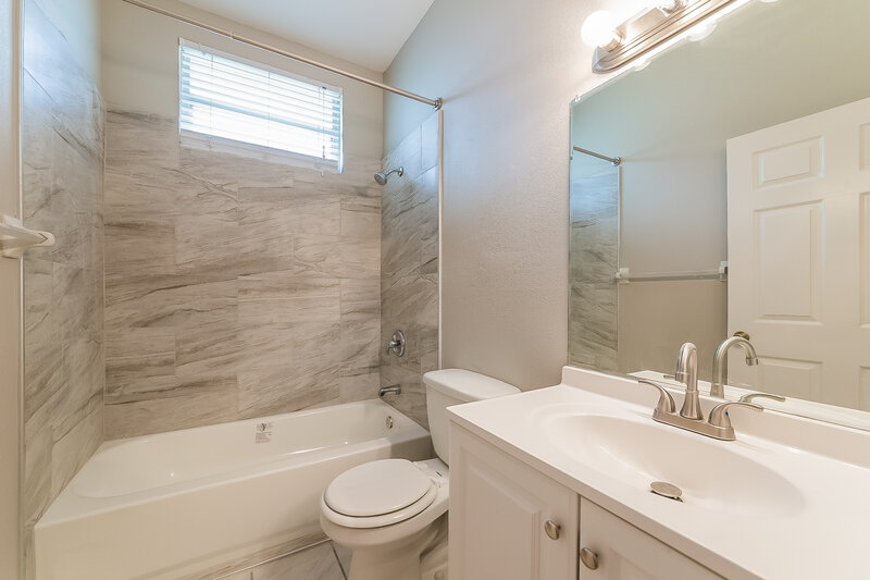 2,565/Mo, 944 Springwood Cir Bradenton, FL 34212 Bathroom View