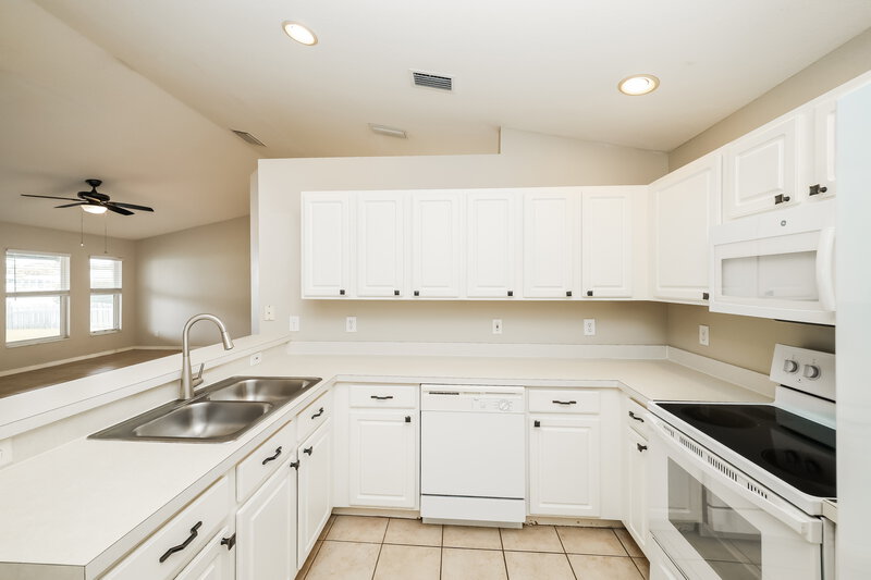 2,620/Mo, 4213 Berkeley Dr Parrish, FL 34219 Kitchen View 2