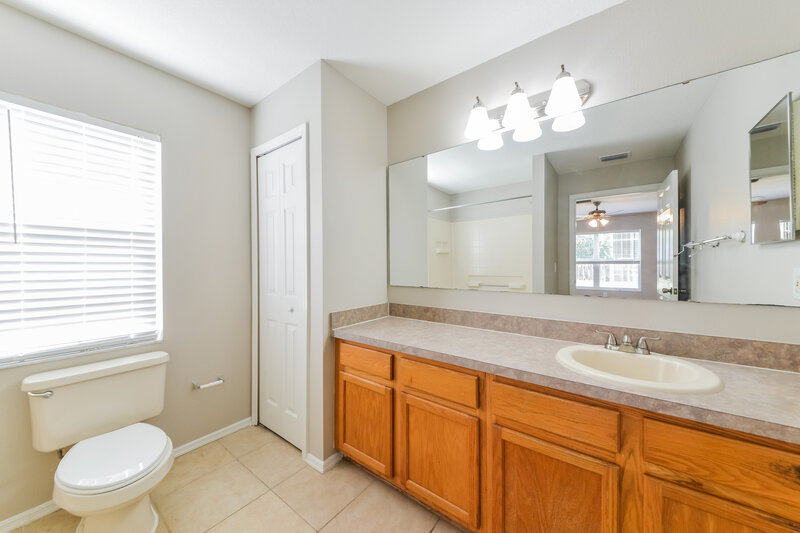 2,570/Mo, 4033 Banbury Cir Parrish, FL 34219 Main Bathroom View