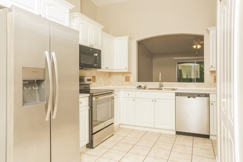 2,210/Mo, 2832 59th Ave E Bradenton, FL 34203 Kitchen View
