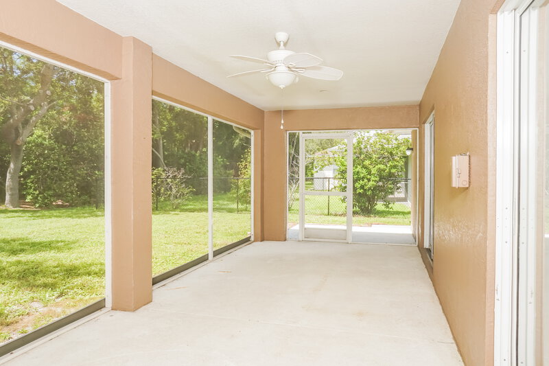2,210/Mo, 2832 59th Ave E Bradenton, FL 34203 Sun Room View