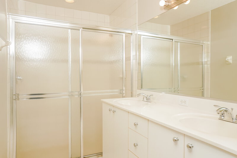 2,210/Mo, 2832 59th Ave E Bradenton, FL 34203 Main Bathroom View