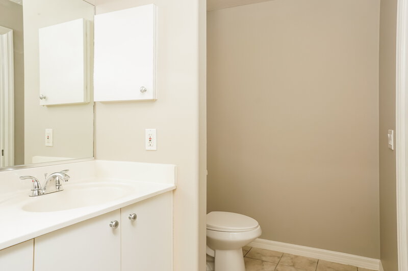 2,210/Mo, 2832 59th Ave E Bradenton, FL 34203 Main Bathroom View 2