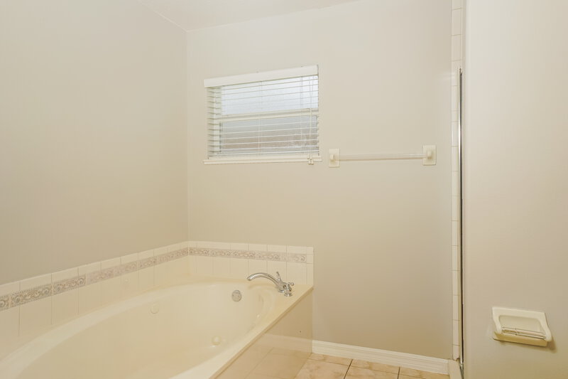 2,210/Mo, 2832 59th Ave E Bradenton, FL 34203 Bathroom View