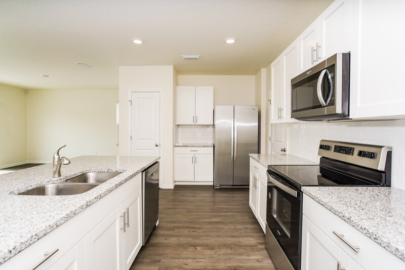 3,260/Mo, 4057 Shady Foxtail Ct Sarasota, FL 34240 Kitchen View 2