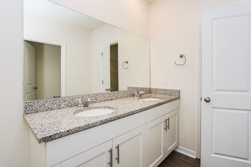 3,260/Mo, 4057 Shady Foxtail Ct Sarasota, FL 34240 Main Bathroom View