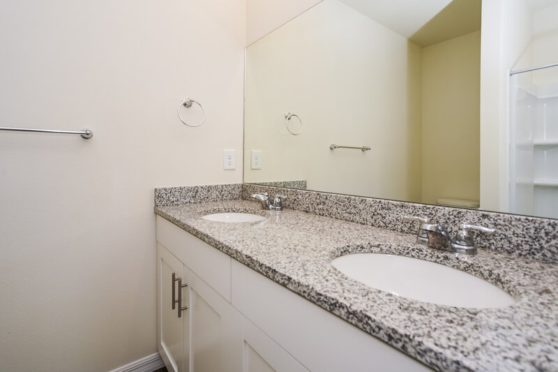 2,645/Mo, 4061 Shady Foxtail Ct Sarasota, FL 34240 Main Bathroom View