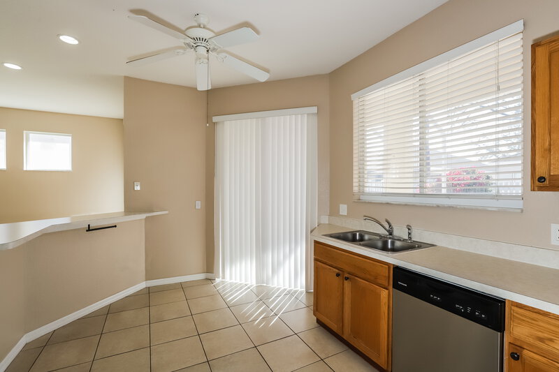 2,225/Mo, 1253 Millbrook Cir Bradenton, FL 34212 Kitchen View