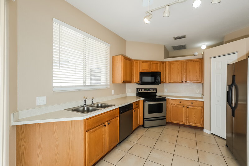 2,225/Mo, 1253 Millbrook Cir Bradenton, FL 34212 Kitchen View 2