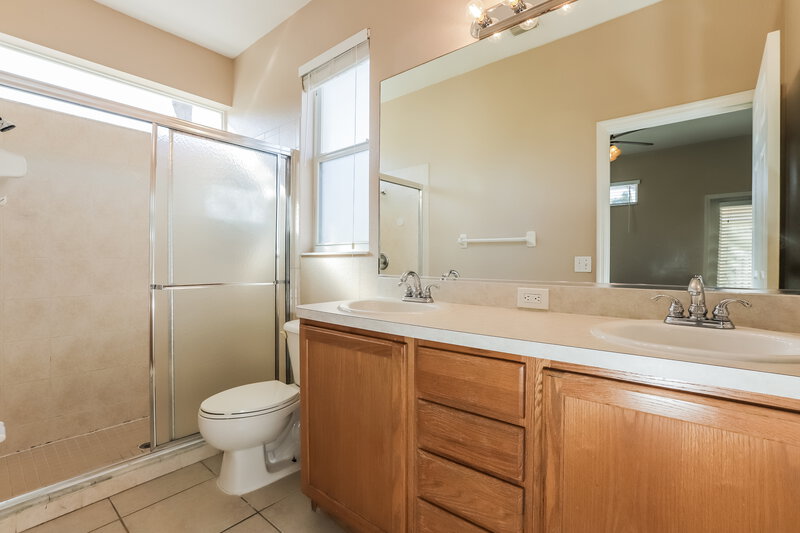 2,225/Mo, 1253 Millbrook Cir Bradenton, FL 34212 Main Bathroom View